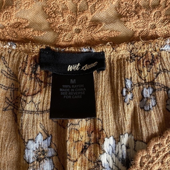 WET SEAL FLORAL LACE CROPPED BLOUSE SIZE MEDIUM - Picture 2 of 3